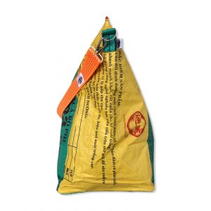 Große Allzwecktragetasche aus recycelten Reissack in gelb grün mit Tampenjan Schultergurt in orange | Beadbags