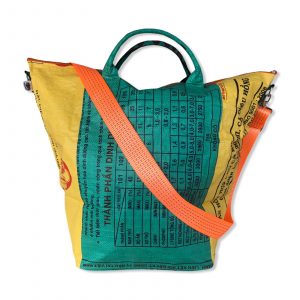 Große Allzwecktragetasche aus recycelten Reissack in gelb grün mit Tampenjan Schultergurt in orange | Beadbags