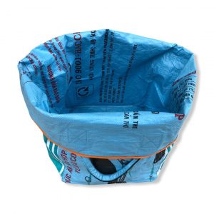 Beadbags Universaltasche _ Wäschesack aus recycelten Reissack mit Tampenjangurt in weiß blau aufgekrempelt | Beadbags