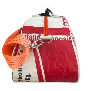 Reise-/ Sporttasche aus recycelten Zementsackmaterial in rot mit Tampenjan Schultergurt in orange | Beadbags