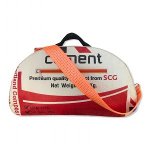 Reise-/ Sporttasche aus recycelten Zementsackmaterial in rot mit Tampenjan Schultergurt in orange | Beadbags