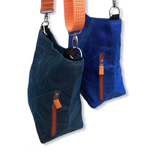 Schultertasche aus reused Moskitonetz mit Schultergurt aus recycelten Spanngurten in blau und dunkelblau mit orange | Beadbags