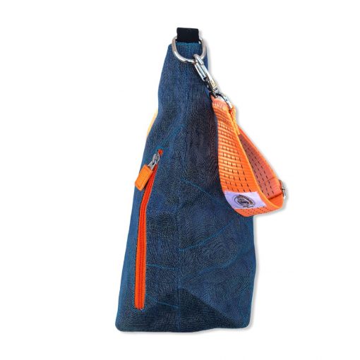 Schultertasche aus reused Moskitonetz mit Schultergurt aus recycelten Spanngurten in blau und dunkelblau mit orange | Beadbags