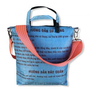 Beadbags Tragetasche aus recycelten Reissack mit Tampenjan Hochseegurt Ri2 hinten hellblau