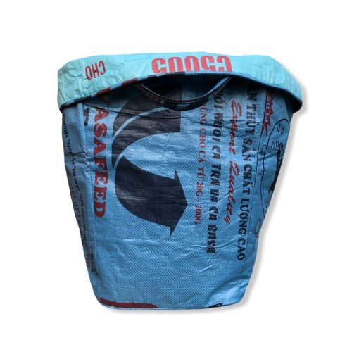 Kosmetiktasche aus recycelten Reissack in Dunkelblau von vorne gekrempelt