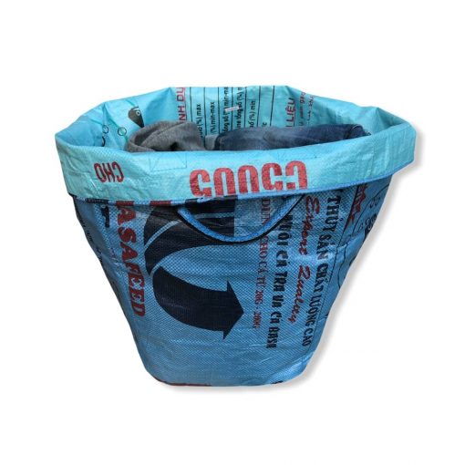 Kosmetiktasche aus recycelten Reissack in Dunkelblau von vorne oben gekrempelt
