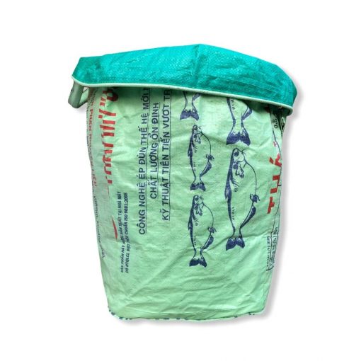 Wäschesack aus recycelten Reissack in Hellgrün von vorne gekrempelt