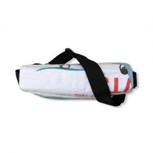 Schultertasche aus recycelten Reissack in weiß hellblau | Beadbags