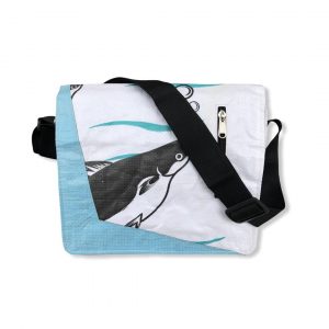 Schultertasche aus recycelten Reissack in weiß hellblau | Beadbags