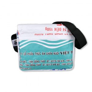 Schultertasche aus recycelten Reissack in weiß hellblau | Beadbags