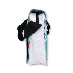 Schultertasche aus recycelten Reissack in weiß hellblau | Beadbags