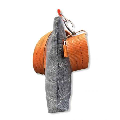 Schultertasche aus reused Moskitonetz mit Schultergurt aus recycelten Spanngurten in grau mit orange | Beadbags