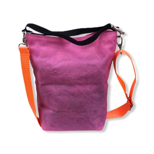 Beadbags Schultertasche aus reused Moskitonetz mit Tampenjan NET3 Pink vorne beide Gurte nochmal