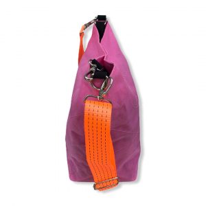Beadbags Schultertasche aus reused Moskitonetz mit Tampenjan NET3 Pink vorne beide Gurte seitlich oben