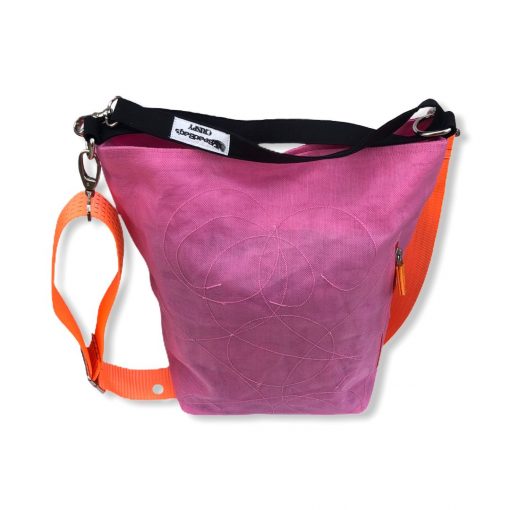Beadbags Schultertasche aus reused Moskitonetz mit Tampenjan NET3 Pink vorne beide Gurte vorne oben