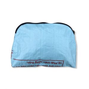 Kleine Kosmetiktasche aus recycelten Reissack in hellblau | Beadbags