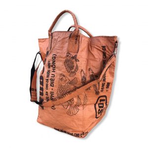 Wäschesack mit Tragegurt aus recycelten Reissack in orange | Beadbags