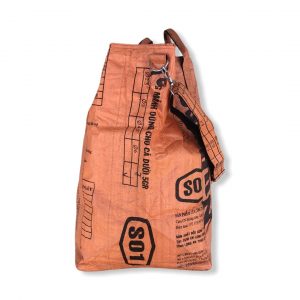 Wäschesack mit Tragegurt aus recycelten Reissack in orange | Beadbags