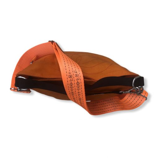 Beadbags Schultertasche aus reused Moskitonetz mit Schultergurt aus recycelten Spanngurten in orange | Beadbags