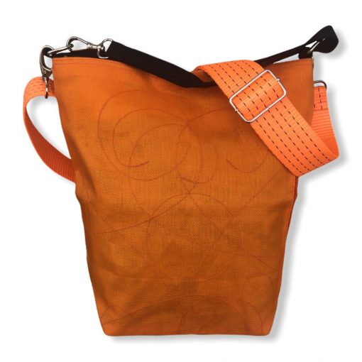 Beadbags Schultertasche aus reused Moskitonetz mit Schultergurt aus recycelten Spanngurten in orange | Beadbags