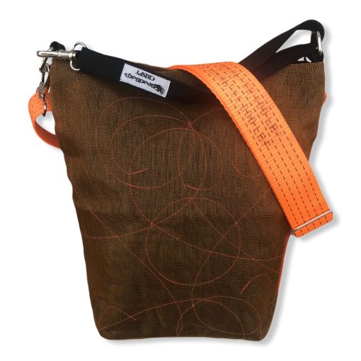 Beadbags Schultertasche aus reused Moskitonetz mit Schultergurt aus recycelten Spanngurten in rost mit orange | Beadbags