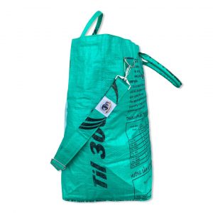 Strandtasche / Multifunktionstasche mit Tragegurt aus recycelten Reissack in dunkelgrün | Beadbags