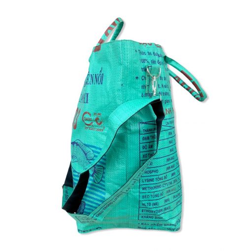 Strandtasche / Multifunktionstasche mit Tragegurt aus recycelten Reissack in mittelgrün | Beadbags