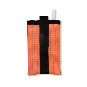 Große Multifunktionshülle aus recycelten Spanngurten in orange | Kladdenjan Orange Line