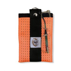 Große Multifunktionshülle aus recycelten Spanngurten in orange | Kladdenjan Orange Line