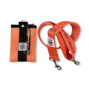 Große Multifunktionshülle mit Schultergurt aus recycelten Spanngurten in orange | Kladdenjan Orange Line