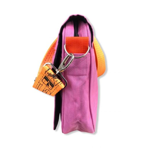 Schultertasche aus reused Moskitonetz mit Schultergurt aus recycelten Spanngurten in Pink mit Orange | Beadbags