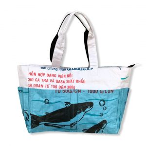 Tragetasche aus recycelten Reissack von Beadbags in weiß blau | Beadbags