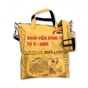 Tragetasche mit Schultergurt aus recycelten Reissack in gelb | Beadbags