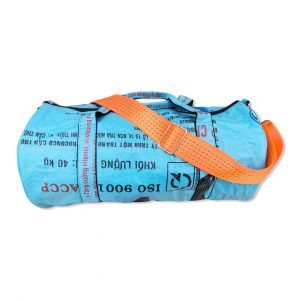 Nachhaltige Reise- und Sporttasche aus recycelten Reissack mit Hochseehafengurt in blau mit orange | Beadbags