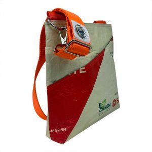 Beadbag Umhängetasche nachhaltig und aus recyceltem Material. Perfekt für Stadt und Alltag.