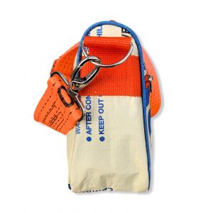 Umhängetasche aus recycelten Zementsack mit Hochseehafengurt blau mit orange | Beadbags