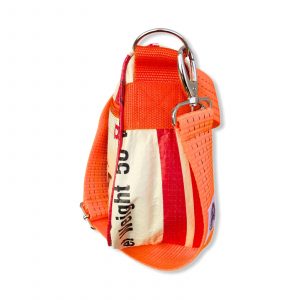Umhängetasche aus recycelten Zementsack mit Hochseehafengurt rot mit orange | Beadbags