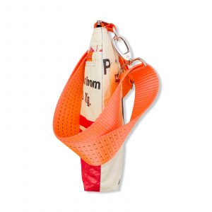 Schultertasche aus recycelten Zementsack mit Hochseehafengurt rot mit orange | Beadbags