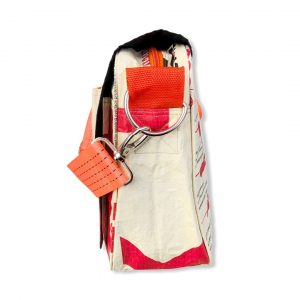 Umhängetasche aus recycelten Zementsack mit Hochseehafengurt aus recycelten Spanngurten in rot mit orange | Beadbags