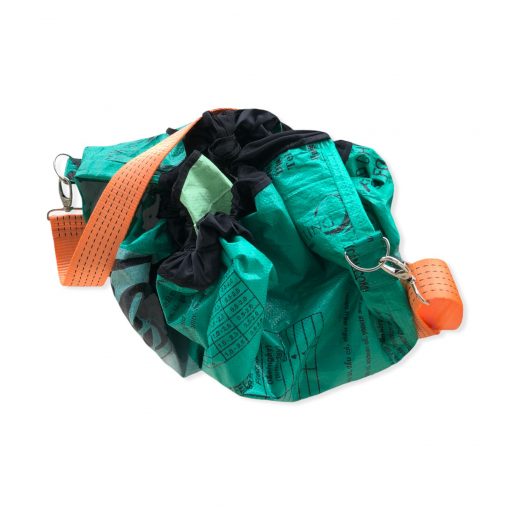 Funktionstasche 2 in 1 - Liegedecke + Stautasche aus recycelten Reissack mit Hochseegurt in dunkelgrün hellgrün zusammengefaltet | Beadbags