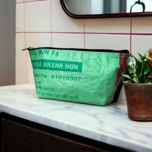 Beadbags Kosmetiktasche groß hellgrün aus recycelten Reissackmaterial fürs Bad