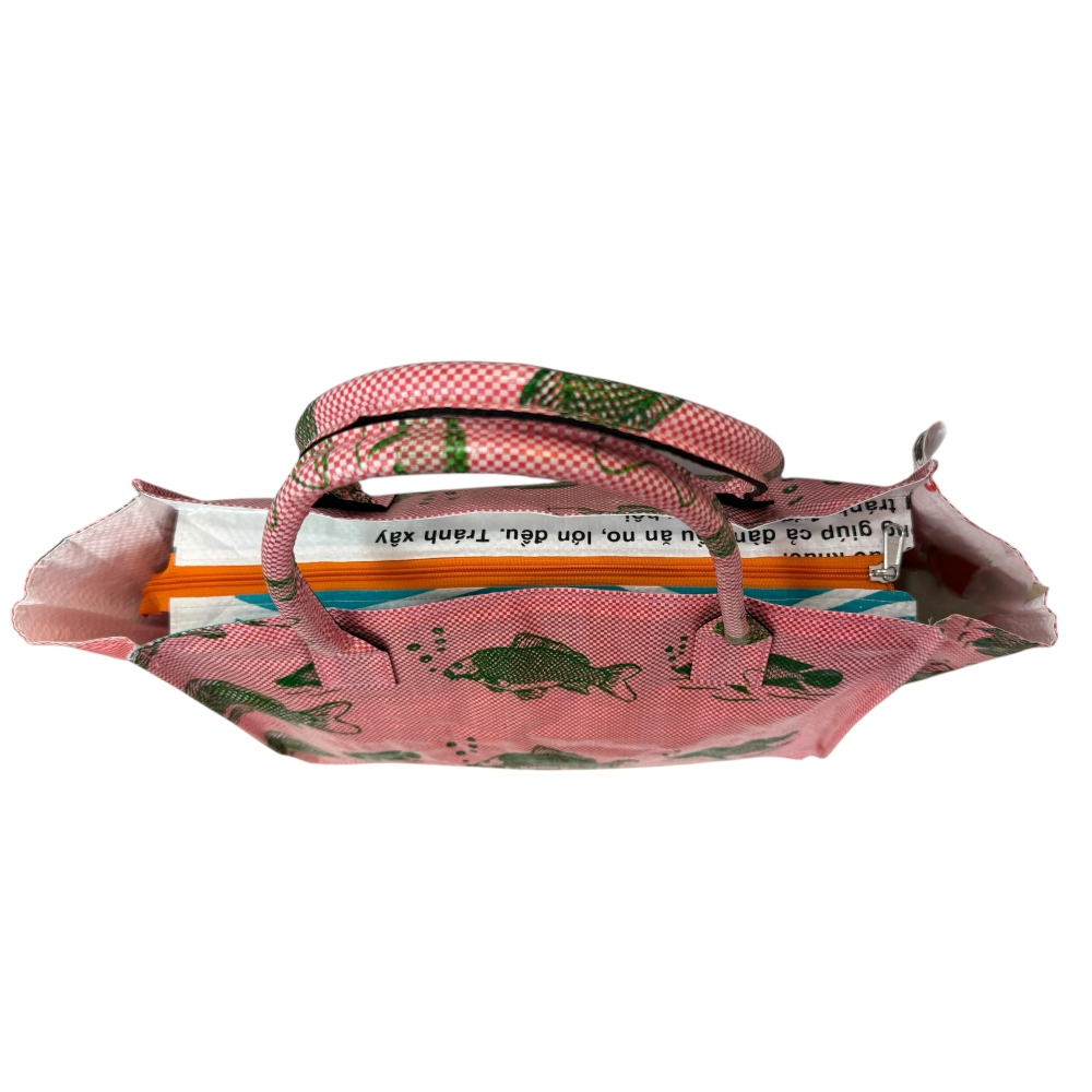 Nachhaltiger Shopperbag aus recyceltem Material – mit orangefarbenem Reißverschluss für mehr Sicherheit und einen frischen Farbakzent. Viel Platz, handgefertigt und robust – dein perfekter Begleiter für Alltag und Einkauf.