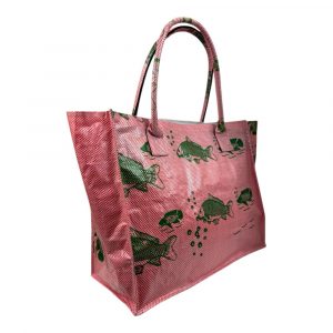 Nachhaltiger Shopperbag aus recyceltem Material – mit orangefarbenem Reißverschluss für mehr Sicherheit und einen frischen Farbakzent. Viel Platz, handgefertigt und robust – dein perfekter Begleiter für Alltag und Einkauf.