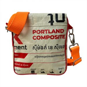 Beadbags kleine Umhängetasche für die wichtigen Dinge aus einem ehemaligen Zementsack gefertigt