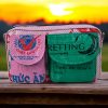 Beadbags Bauchtaschen – Dein farbenfroher Begleiter für jeden Tag! Unsere Bauchtaschen sind nicht nur praktisch, sondern auch ein echter Hingucker. Mit ihren lebendigen Farben und dem nachhaltigen Design aus recyceltem Reissackmaterial sind sie perfekt für alle, die etwas Besonderes suchen. Ob für die City, Outdoor-Abenteuer oder den Alltag – diese ultraleichten Taschen kombinieren Funktionalität und Stil wie keine andere.