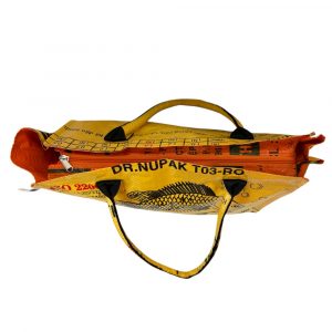 Nachhaltiger Shopperbag aus recyceltem Material – mit orangefarbenem Reißverschluss für mehr Sicherheit und einen frischen Farbakzent. Viel Platz, handgefertigt und robust – dein perfekter Begleiter für Alltag und Einkauf.