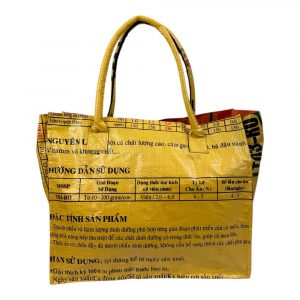 Nachhaltiger Shopperbag aus recyceltem Material – mit orangefarbenem Reißverschluss für mehr Sicherheit und einen frischen Farbakzent. Viel Platz, handgefertigt und robust – dein perfekter Begleiter für Alltag und Einkauf.