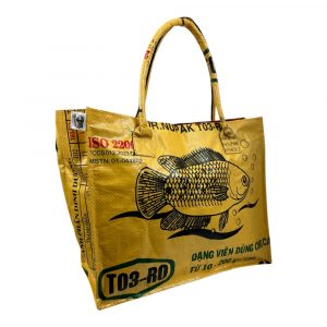 Nachhaltiger Shopperbag aus recyceltem Material – mit orangefarbenem Reißverschluss für mehr Sicherheit und einen frischen Farbakzent. Viel Platz, handgefertigt und robust – dein perfekter Begleiter für Alltag und Einkauf.