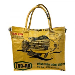 Nachhaltiger Shopperbag aus recyceltem Material – mit orangefarbenem Reißverschluss für mehr Sicherheit und einen frischen Farbakzent. Viel Platz, handgefertigt und robust – dein perfekter Begleiter für Alltag und Einkauf.