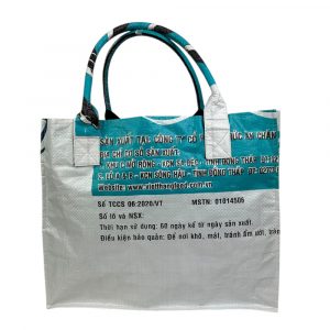 Nachhaltiger Shopperbag aus recyceltem Material – mit orangefarbenem Reißverschluss für mehr Sicherheit und einen frischen Farbakzent. Viel Platz, handgefertigt und robust – dein perfekter Begleiter für Alltag und Einkauf.